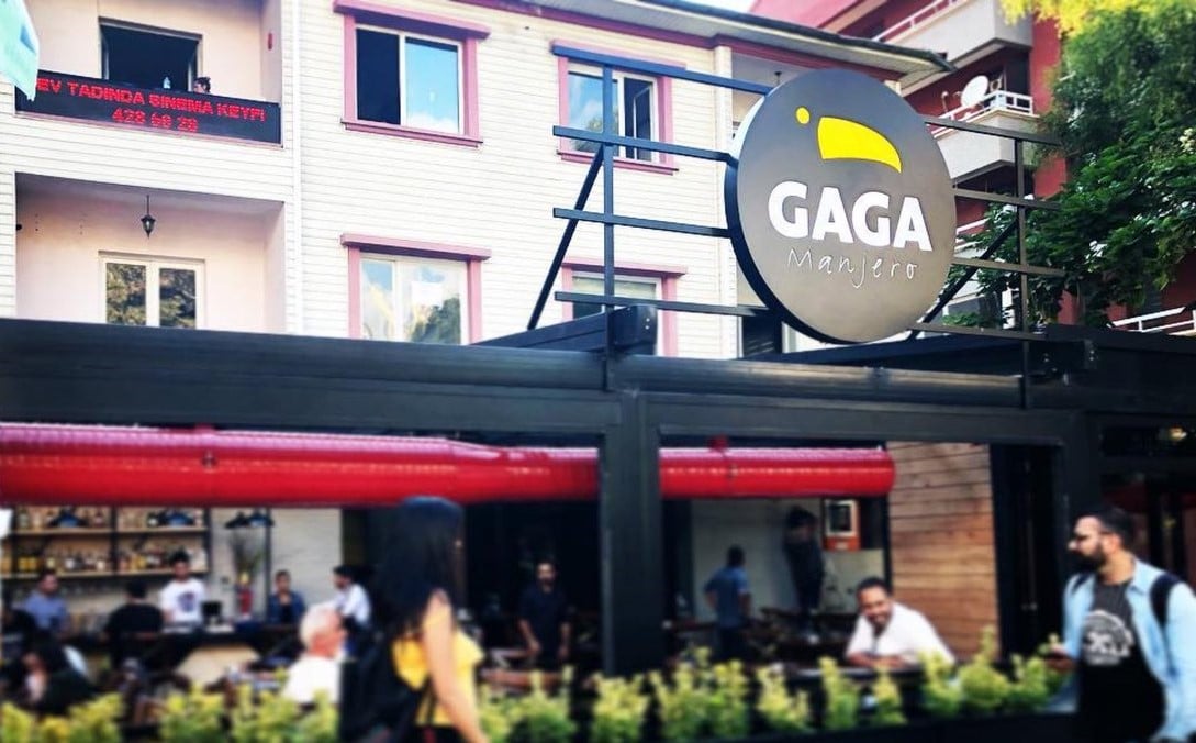 BESTEKAR’DA BİR ÖĞLE VAKTİ VE SEVGİ SOYSAL kapak fotoğrafı