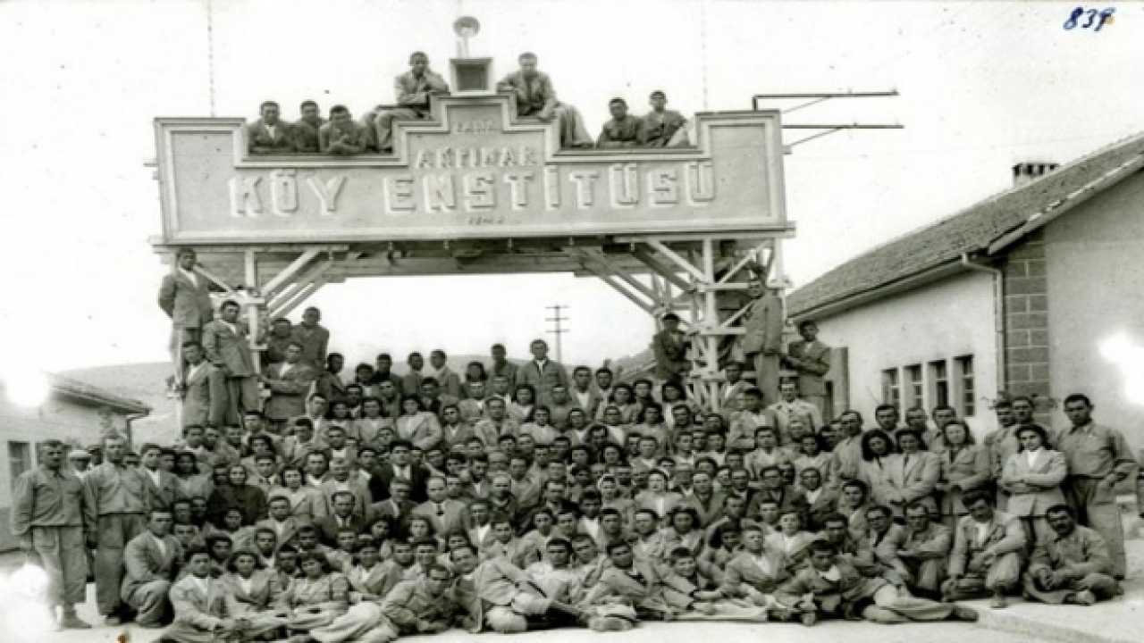 CUMHURİYET TARİHİNİN EĞİTİM REFORMU: KÖY ENSTİTÜLERİ kapak fotoğrafı