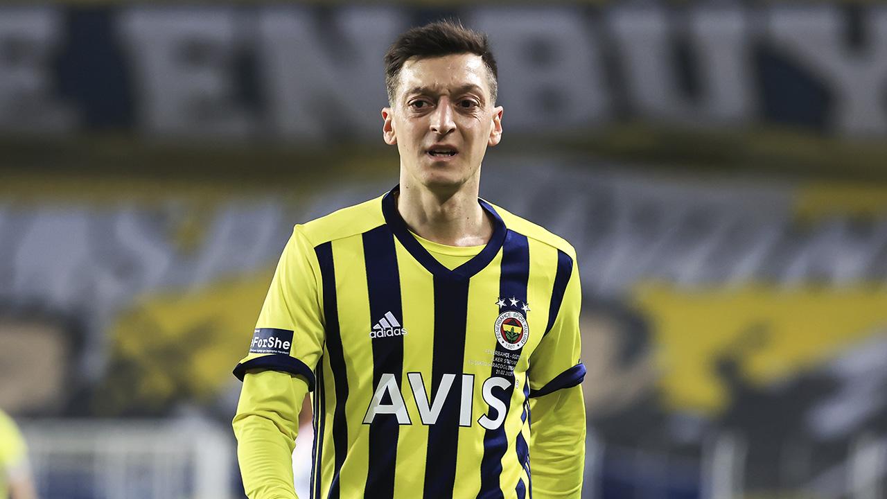 Mesut Özil ve Ağrıları kapak fotoğrafı