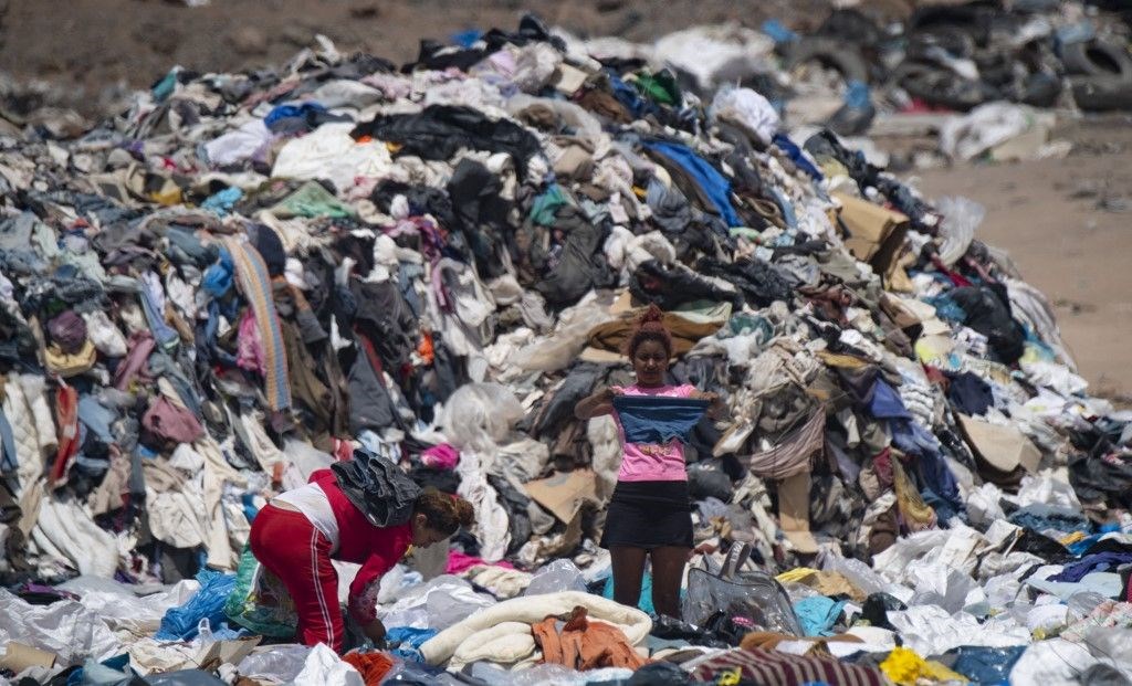 ATACAMA ÇÖLÜ'NDE BİR DAĞ VE MODA kapak fotoğrafı