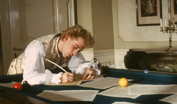 AMADEUS: SAHNEDE, PERDEDE VE EDEBİYATTA kapak fotoğrafı