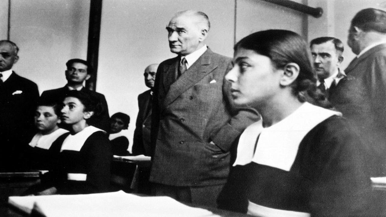 ÖĞRETMENLER GÜNÜ VE ATATÜRK ÜZERİNE kapak fotoğrafı